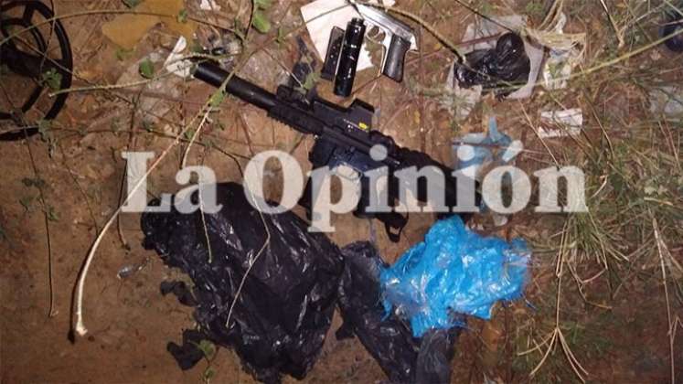 Las autoridades encontraron varias armas en una caleta,