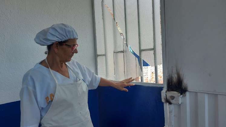 Los vándalos forzaron la chapa y rompieron vidrios para ingresar al plantel educativo dejando sin almuerzo a 113 menores de edad. / Foto Cortesía