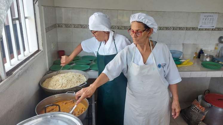 Los vándalos forzaron la chapa y rompieron vidrios para ingresar al plantel educativo dejando sin almuerzo a 113 menores de edad. / Foto Cortesía