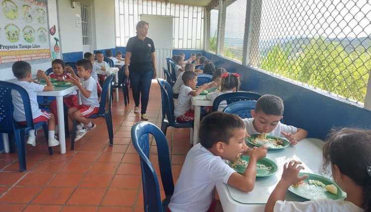 Los vándalos forzaron la chapa y rompieron vidrios para ingresar al plantel educativo dejando sin almuerzo a 113 menores de edad. / Foto Cortesía