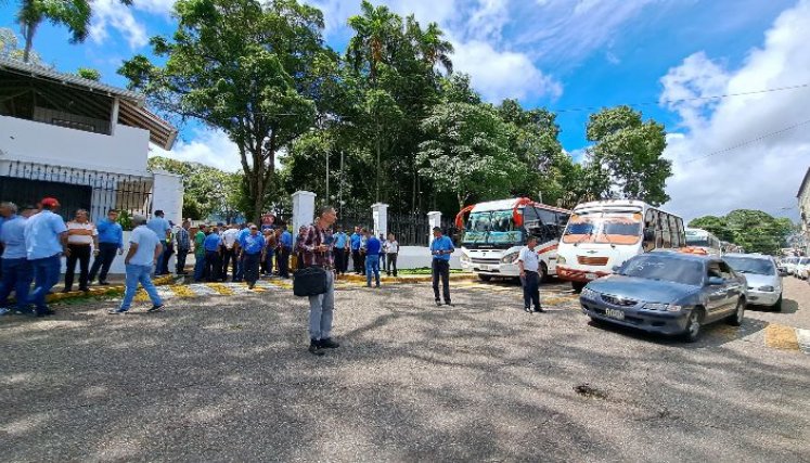 Caravana de autobuses que cubren la ruta de la frontera desde San Cristóbal se aspostó en las afueras de la casa del gobernador./ Foto: Anggy Polanco/La Opinión