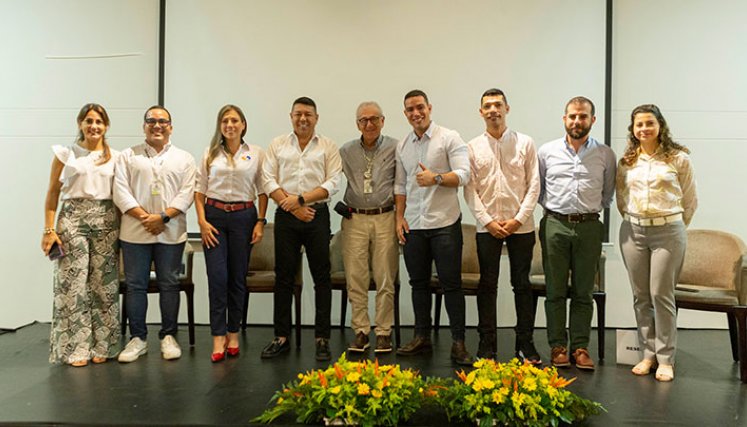 Estefanía Colmenares, Mauricio Aguas, Yecenia Dávila, Arvey Duque, el alcalde Jairo Yáñez, Benlewis Gaviria, Carlos Sibulo Galván, Francisco Unda y Margarita Sáenz./ Fotos Juan Pablo Cohen-La Opinión