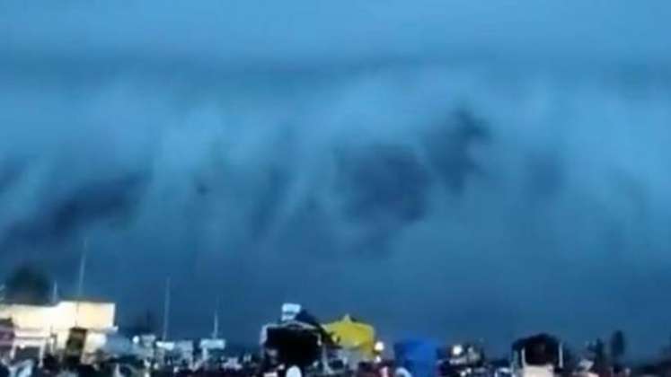 La espectacular imagen de una gigantesca nube en el cielo de India