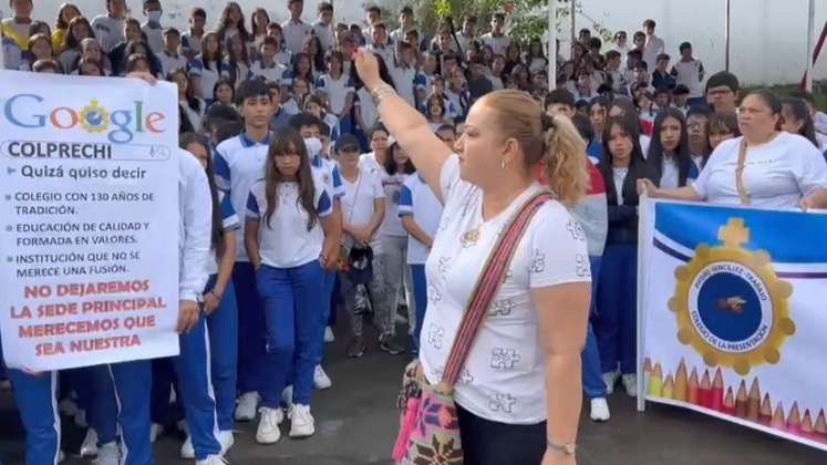 Padres de familia y estudiantes de La Presentación protestaron por su sede/Foto cortesía/La Opinión