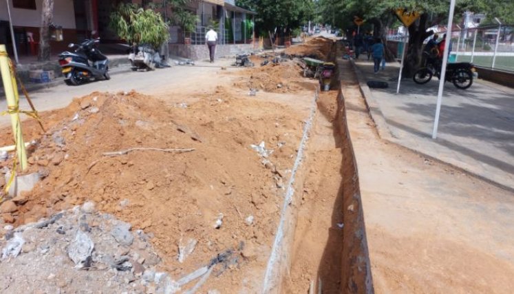 Trabajos de reposición de redes en el barrio La Palmita/Foto Orlando Carvajal/La Opinion