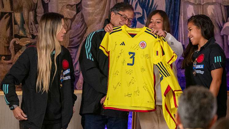 Gustavo Petro, Selección Colombia femenina. 