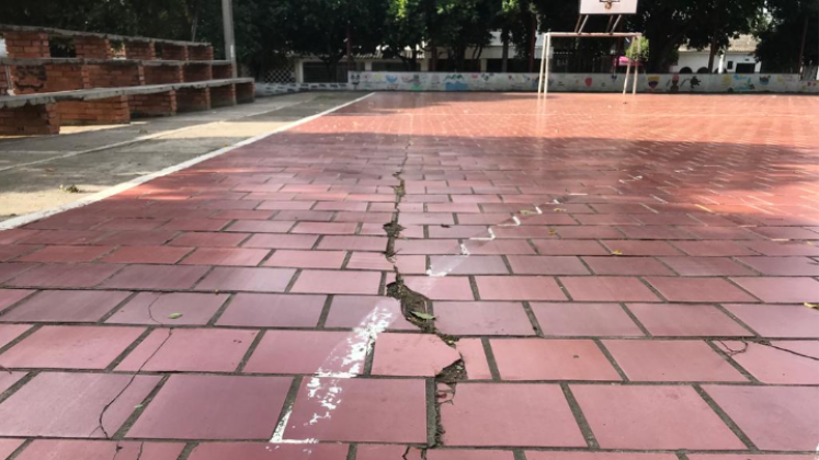 Las grietas en las canchas pueden ocasionar accidentes.