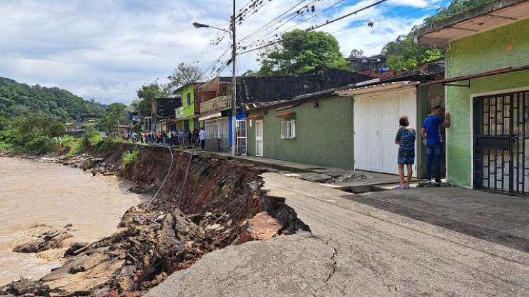 El río Torbes se llevó la carretera de El Corozo, vía alterna a la Troncal 5./ Fotos Anggy Polanco/La Opinión.