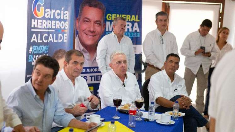 El expresidente Álvaro Uribe Vélez estuvo acompañando a los candidatos del Centro Democrático a la Gobernación, el general (r) Jorge Eduardo Mora, y a la Alcaldía de Cúcuta, Juan Carlos García-Herreros./ Foto: Juan Pablo Cohen-La Opinión