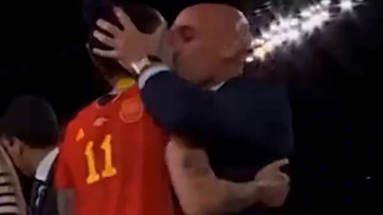 El momento del beso entre Luis Rubiales y Jenni Hermoso. | Foto: Captura de pantalla transmisión del juego.