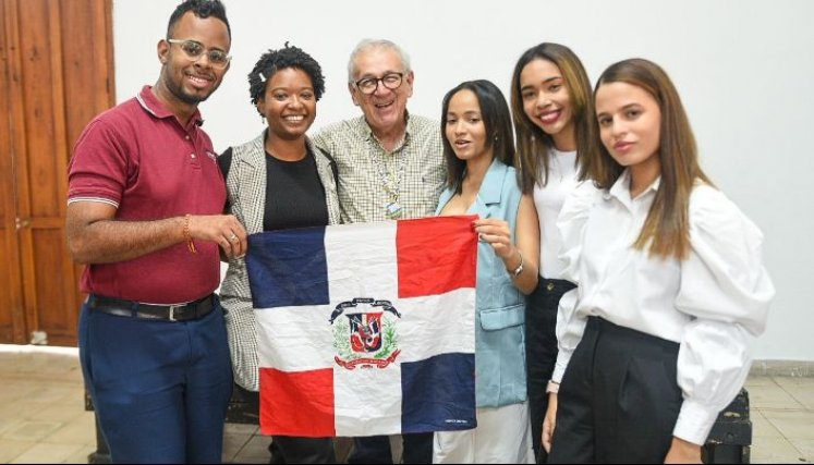 El alcalde Jairo Yáñez acompañado aquí de jóvenes de Venezuela, Perú y República Dominicana/Foto Cortesía El alcalde Jairo Yáñez acompañado aquí de jóvenes de Venezuela, Perú y República Dominicana/Foto Cortesía