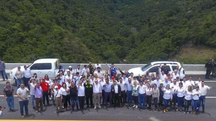 Las autoridades del departamento recorrieron el nuevo puente sobre la quebrada La Honda/Foto cortesía