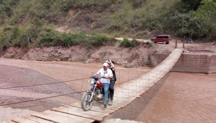 Por improvisados puentes hamacas cruzan el río los campesinos/Foto Orlando Carvajal/La Opinión