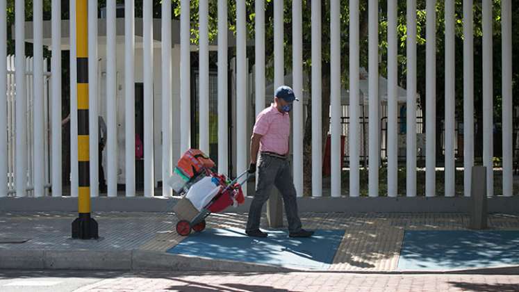 Una tercera parte de los salarios ofrecidos están atados al mínimo. Foto Archivo La Opinión