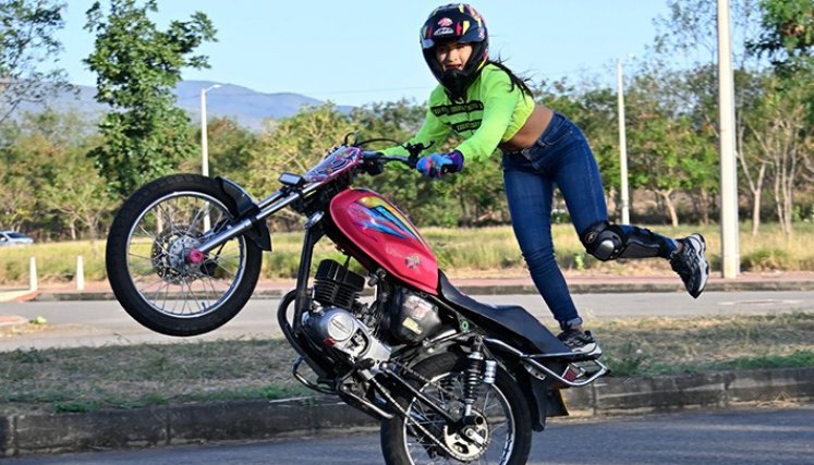 Veisy Natalia actualmente tiene 2 motocicletas, una AX100 que fue con la que empezó en el stunt y una DT125 producto de las ganancias en sus shows. 