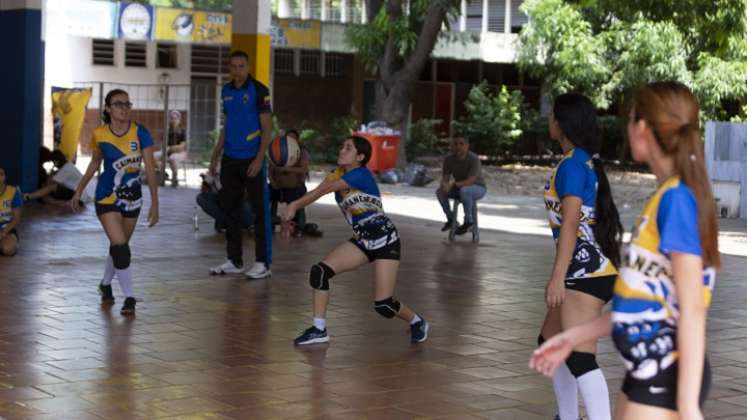 El sexto Caimaneros de voleibol se prepara para competir en Medellín.