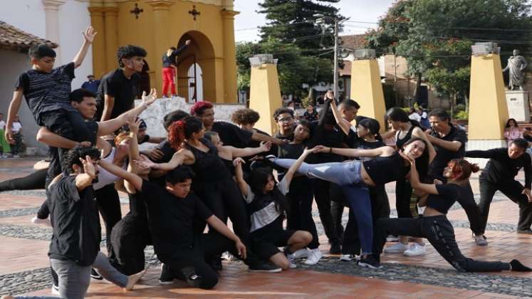 Con una muestra de teatro callejero fue clausurado el laboratorio de las artes dramáticas en Ocaña.