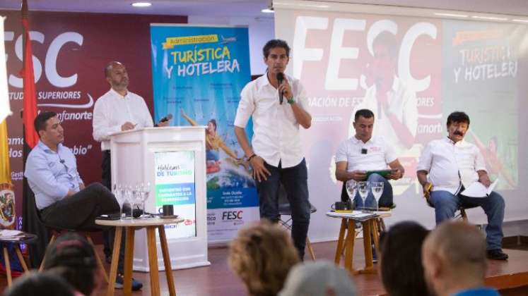 Juan Gabriel Baca, Jhon Edison Ortega, José Gregorio Botello y Ramón Elí Támara participaron en el foro que se desarrolló en la Fesc. /Foto: Juan Pablo Cohen-La Opinión