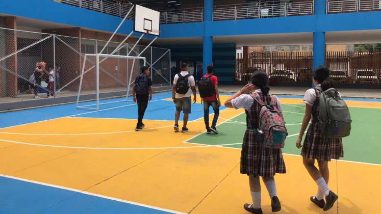 La infraestructura del colegio está hecha a partir de la cancha de micrrofútbol. / Foto: Nicolás Mojica. 