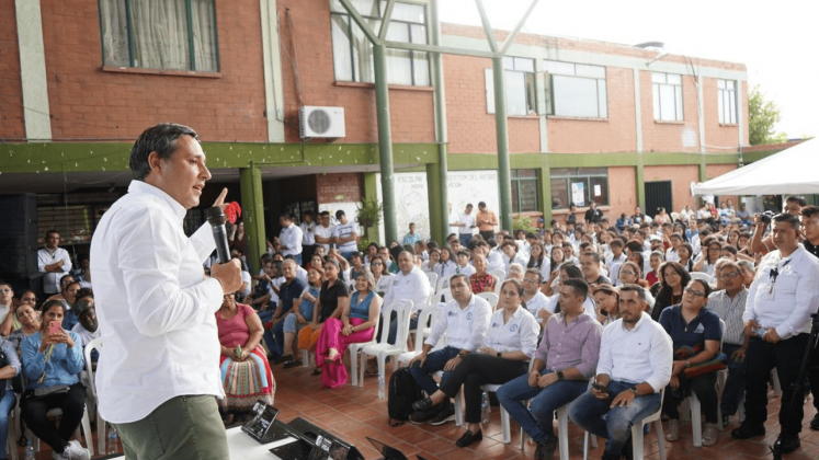 Mauricio Lizcano, ministro de las TIC, hace entrega de los equipos tecnólogicos