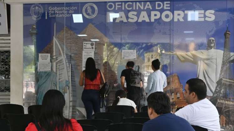 Solo en el departamento, durante el mes de octubre, podrían quedar paralizados cerca de 9 mil pasaportes. / Foto Archivo / La Opinión 