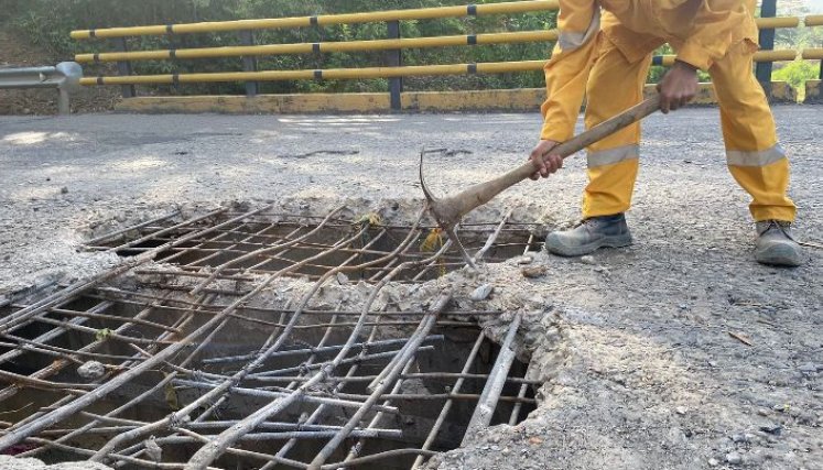 Hueco en el puente sobre el río Peralonso. / Foto: La Opinión 