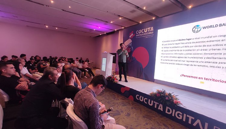 El gerente de Productos de Medio Ambiente de Inteia, Sebastián Meza, habló de analítica para la descarbonización. /Foto Leonardo Favio Oliveros-La Opinión