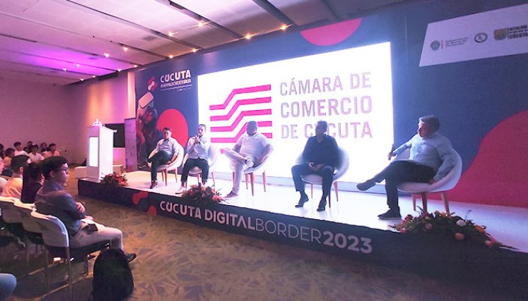 Mauricio Gutiérrez, José Gómez, Ronald Olivares y Mayron Arévalo disertaron con Nicolás Llano sobre IA en la salud./Fotos Leonardo Favio Oliveros-La Opinión
