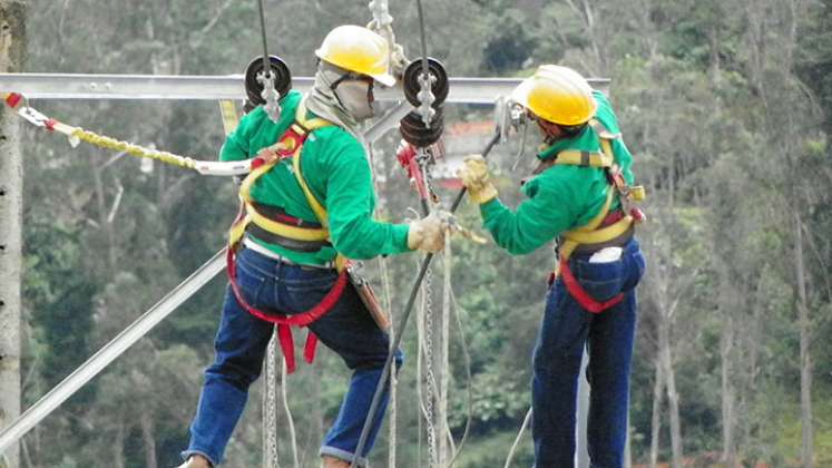 La energía eléctrica es uno de los servicios que más golpea el bolsillo de los consumidores en Colombia. Foto Archivo