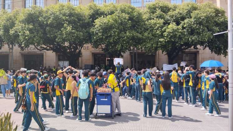 El total de estudiantes de la institución educativa oscila entre 2.500