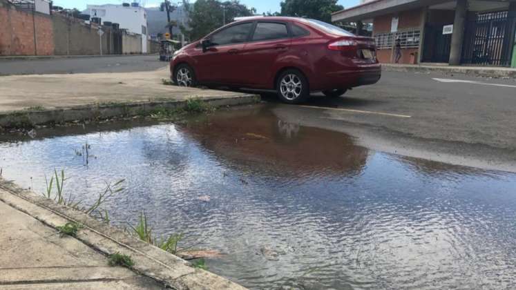 Desde hace dos meses existe esta fuga de agua./Foto Nicolás Mojica/La Opinión.