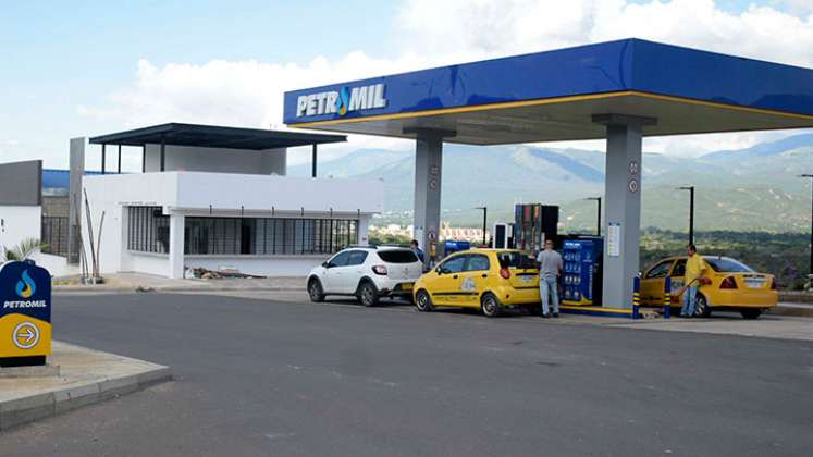 Los taxistas dicen que hace casi un año pagaban el galón de gasolina por debajo de $8.000, ahora sufren por el alto precio ($12.425). Foto Archivo La Opinión