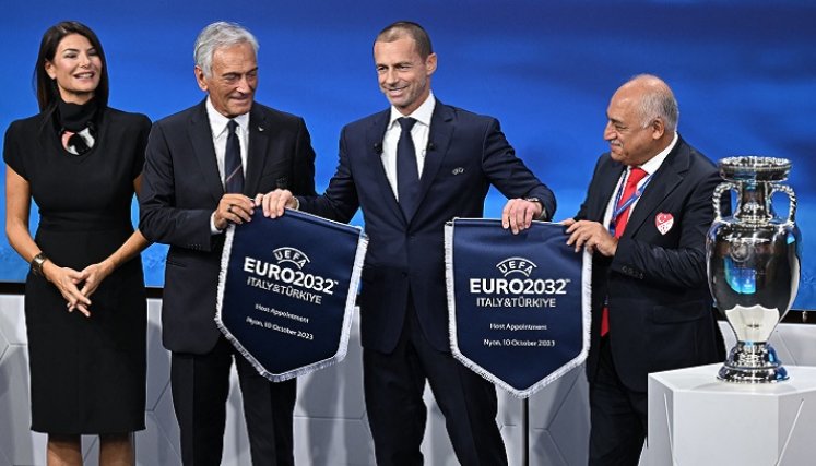  Aleksander Ceferin (centro) presidente de la UEFA, acompañados de sus homólogos de Italia Gabriele Gravina y Mehmet Buyukeksi de Turquía.