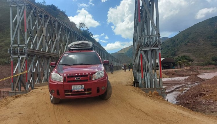 El paso de carros livianos por el puente de El Tarrita se hace de manera lenta por un terraplén provisional mientras se construye el definitivo. / Foto Javier Sarabia/La Opinión