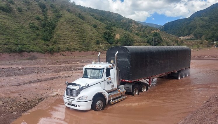 No se permite el paso de camiones ni de gandolas, por ahora./ Foto Javier Sarabia/La Opinión