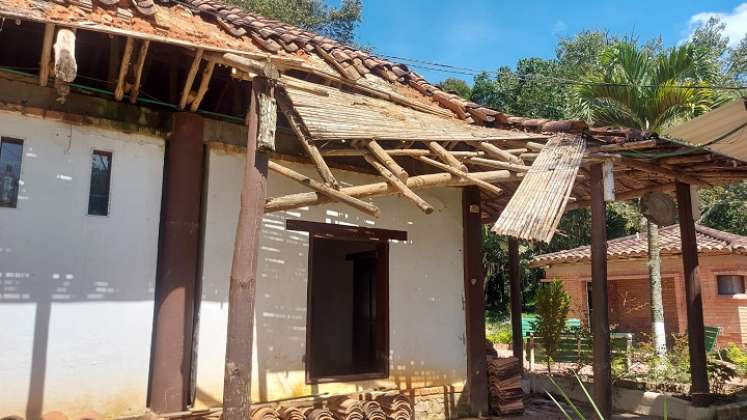 Padres de familia del colegio Rafael Contreras Navarro aportan el granito de arena para reconstruir la casona y la maloca / Cortesía