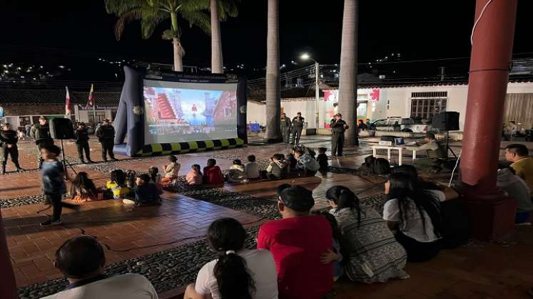 La Policía nacional y la gestora social lleva cine a los parques de Ocaña para restituir el tejido social.