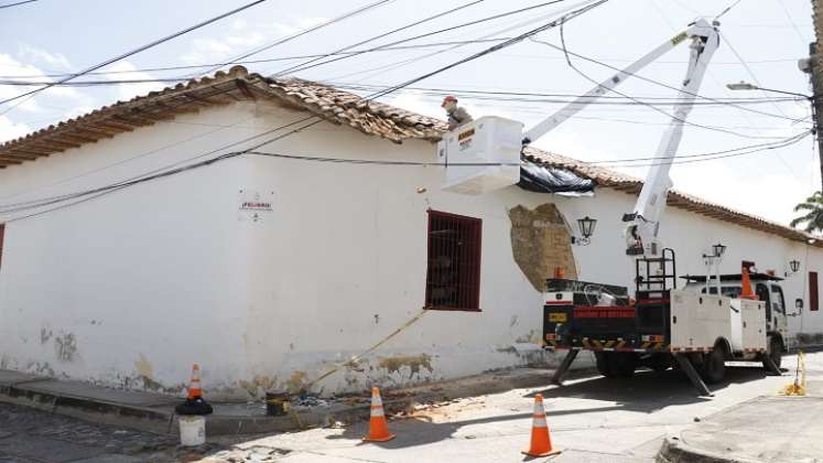 Las lluvias han ocasionado el desplome de la parte lateral de los techos donde está ubicada la biblioteca pública Luis Eduardo Páez Courvel./Fotos Cortesía.