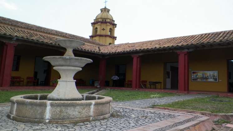 Las lluvias han ocasionado el desplome de la parte lateral de los techos donde está ubicada la biblioteca pública Luis Eduardo Páez Courvel./Fotos Cortesía.