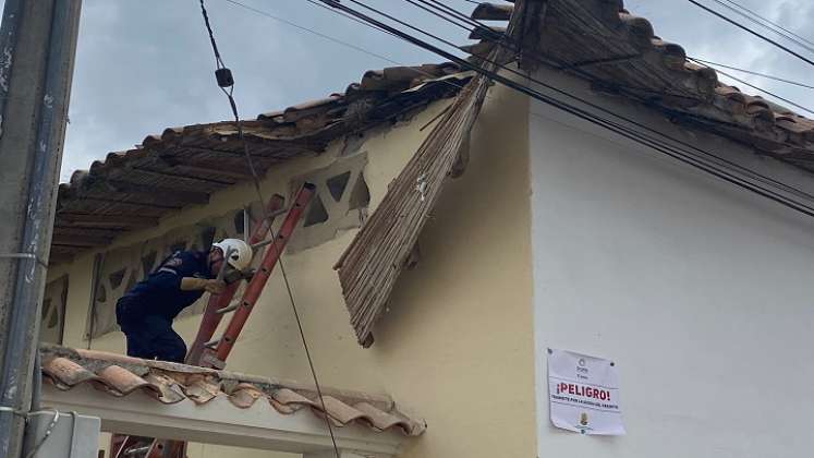 Las lluvias han ocasionado el desplome de la parte lateral de los techos donde está ubicada la biblioteca pública Luis Eduardo Páez Courvel./Fotos Cortesía.