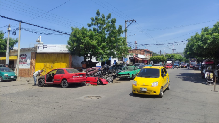 Desarman carros en La Merced