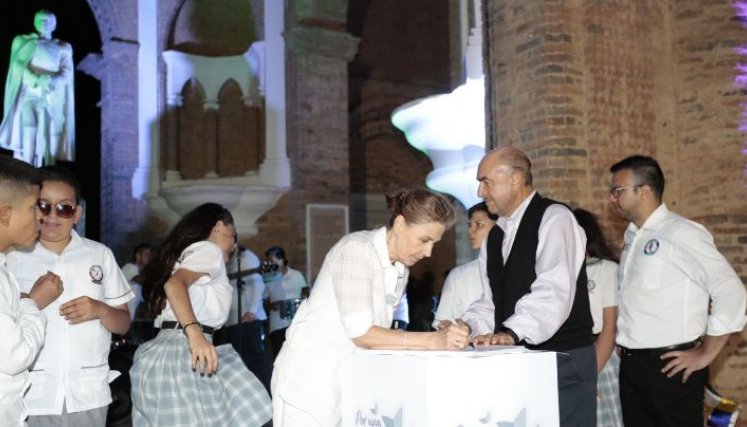 Lliliana Vergel en la firma del Pacto por la Educación. / Foto: Cortesía 