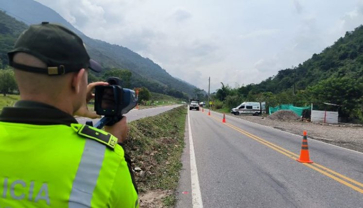 Pausas activas y verificaciones con radares de velocidad, son algunas de las acciones que adelantan las autoridades de tránsito en las vías de la región./ Fotos: Cortesía 