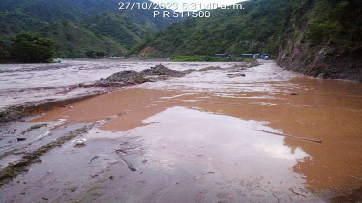 Así amaneció ayer la carretera de El Tarrita, donde recién se habilitó el paso por el puente metálico. /Foto:Cortesía.