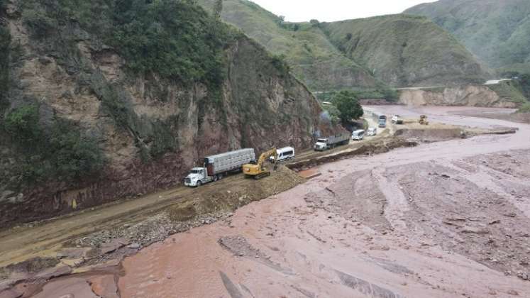 Así amaneció ayer la carretera de El Tarrita, donde recién se habilitó el paso por el puente metálico. /Foto:Cortesía.