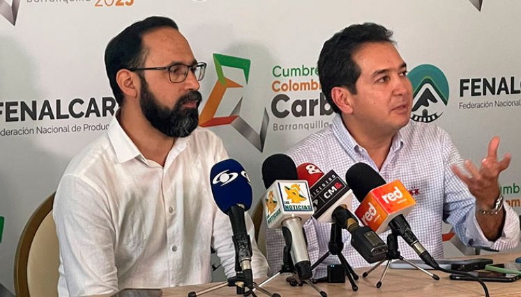 El ministro de Minas y Energía, Andrés Camacho, y el presidente ejecutivo de Fenalcarbón, Carlos Cante, en la Cumbre Colombiana del Carbón. / Foto: Cortesía