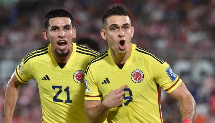 Rafael Santos Borré (19) autor del gol de la victoria frente a Paraguay, en Asunción.
