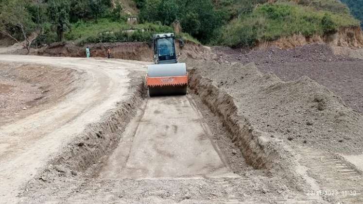 En medio de las dificultades por factores climáticos avanzan los trabajos en los accesos a los puentes metálicos./ Foto: Cortesía