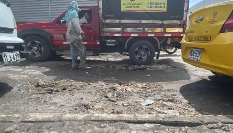 Algunas personas echan escombros en los huecos como una forma de ayudar con el paso de los carros