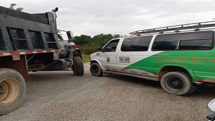 Cansados de tanto abandono estatal, campesinos bloquearon la carretera que comunica a la Playa de Belén con Hacarí./ Foto: Cortesía.